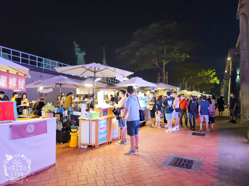高雄流行音樂中心海風廣場市集!超多美食餐車市集可以逛到腿痠!還有精彩的聖誕燈光秀可以欣賞!
