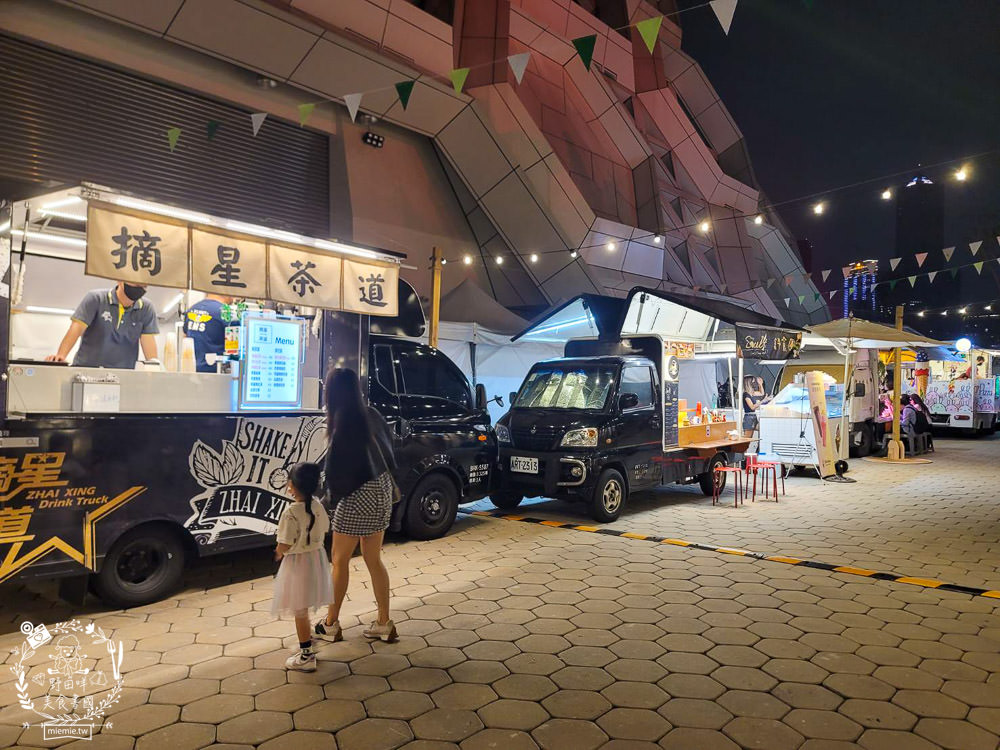 高雄流行音樂中心海風廣場市集!超多美食餐車市集可以逛到腿痠!還有精彩的聖誕燈光秀可以欣賞! - 第8張圖 高雄流行音樂中心海風廣場市集!超多美食餐車市集可以逛到腿痠!還有精彩的聖誕燈光秀可以欣賞!