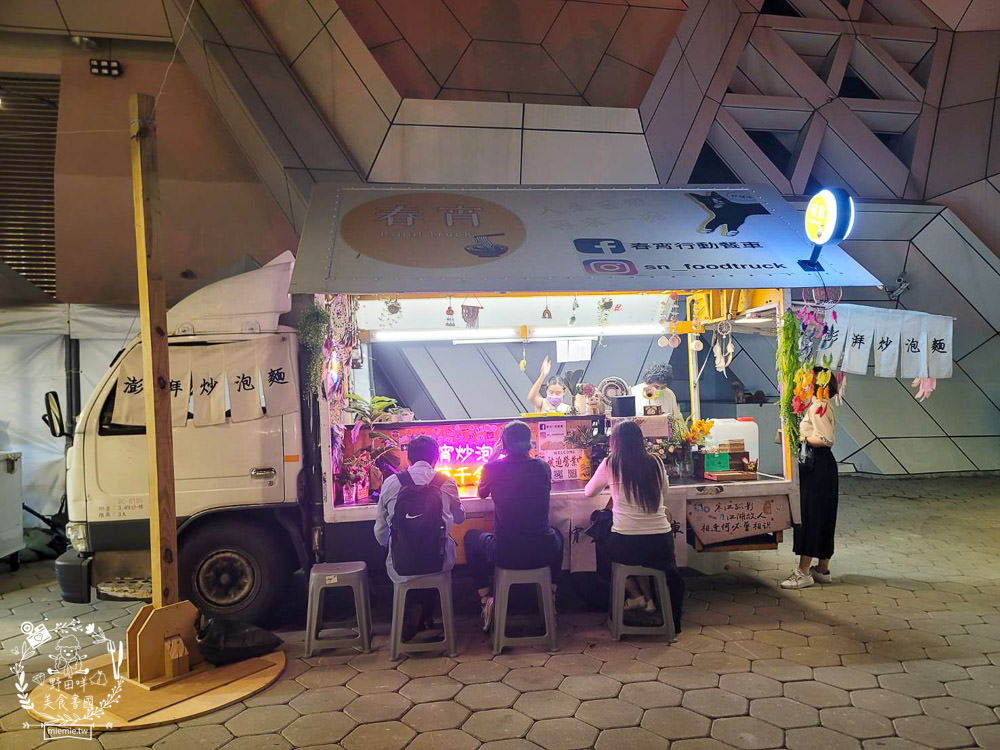 高雄流行音樂中心海風廣場市集!超多美食餐車市集可以逛到腿痠!還有精彩的聖誕燈光秀可以欣賞! - 第6張圖 高雄流行音樂中心海風廣場市集!超多美食餐車市集可以逛到腿痠!還有精彩的聖誕燈光秀可以欣賞!