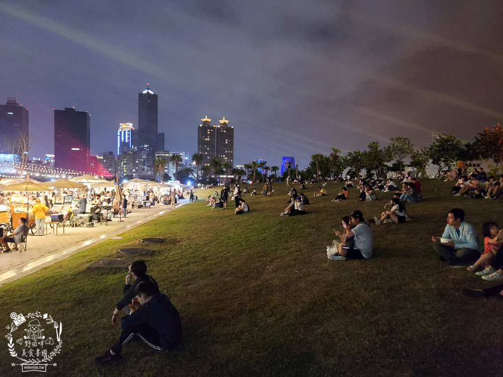 高雄流行音樂中心海風廣場市集!超多美食餐車市集可以逛到腿痠!還有精彩的聖誕燈光秀可以欣賞! - 第4張圖 高雄流行音樂中心海風廣場市集!超多美食餐車市集可以逛到腿痠!還有精彩的聖誕燈光秀可以欣賞!