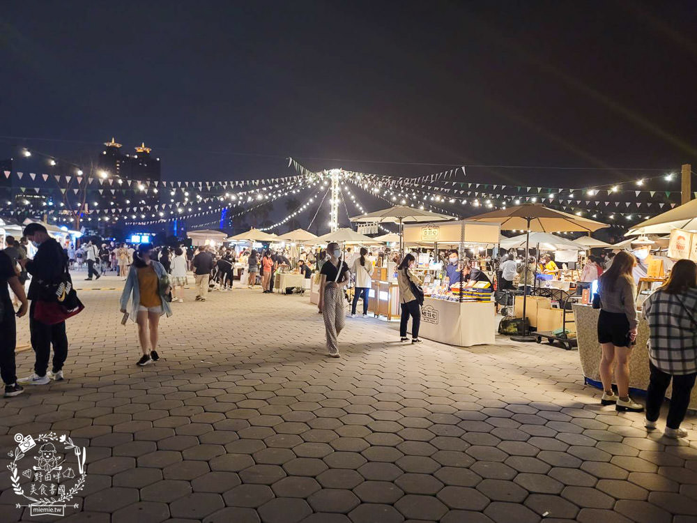 高雄流行音樂中心海風廣場市集!超多美食餐車市集可以逛到腿痠!還有精彩的聖誕燈光秀可以欣賞! - 第3張圖 高雄流行音樂中心海風廣場市集!超多美食餐車市集可以逛到腿痠!還有精彩的聖誕燈光秀可以欣賞!