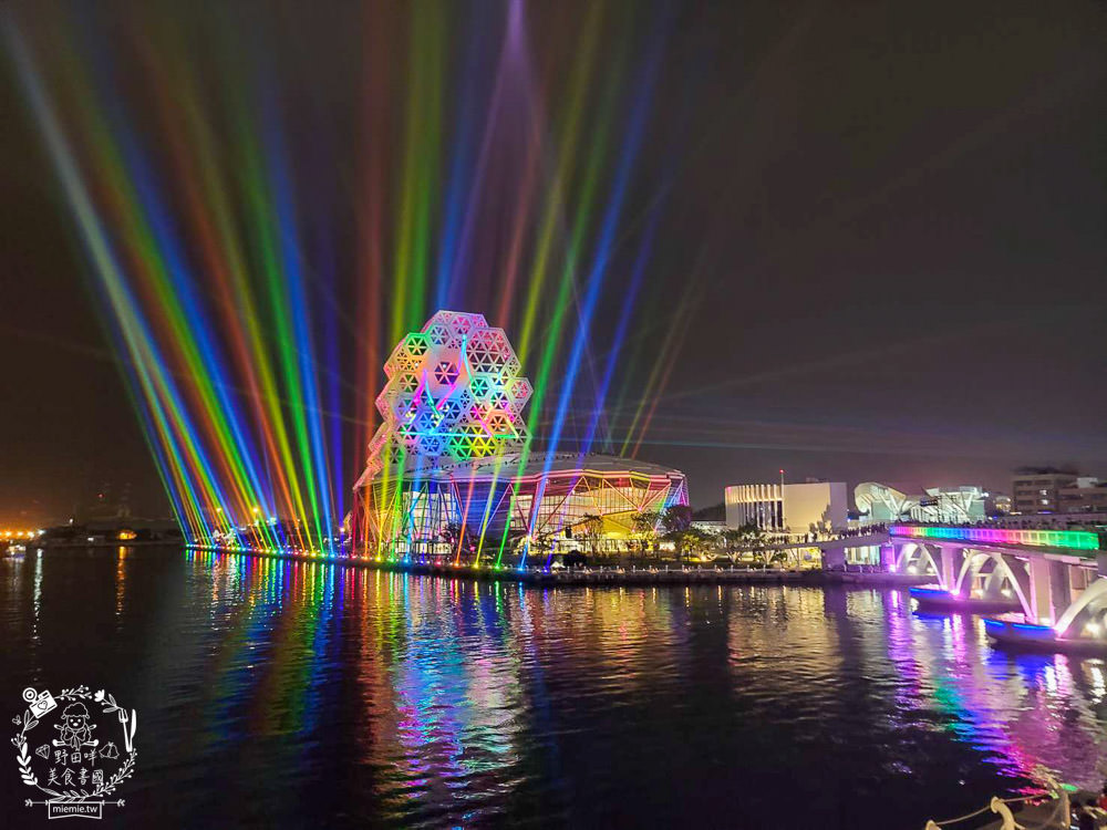 高雄流行音樂中心海風廣場市集!超多美食餐車市集可以逛到腿痠!還有精彩的聖誕燈光秀可以欣賞! - 第39張圖 高雄流行音樂中心海風廣場市集!超多美食餐車市集可以逛到腿痠!還有精彩的聖誕燈光秀可以欣賞!