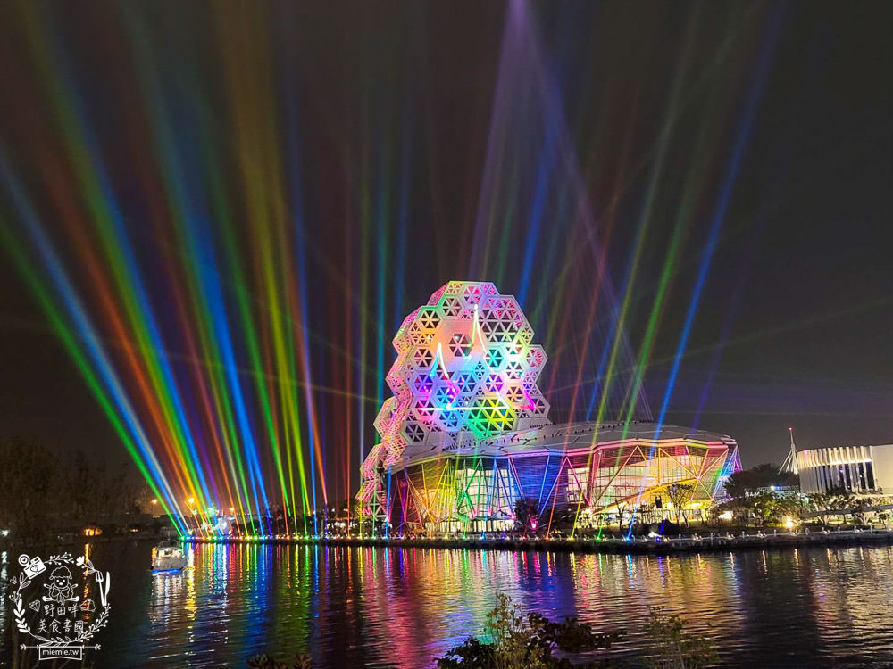 高雄流行音樂中心海風廣場市集!超多美食餐車市集可以逛到腿痠!還有精彩的聖誕燈光秀可以欣賞! - 第40張圖 高雄流行音樂中心海風廣場市集!超多美食餐車市集可以逛到腿痠!還有精彩的聖誕燈光秀可以欣賞!