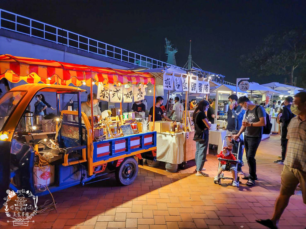 高雄流行音樂中心海風廣場市集!超多美食餐車市集可以逛到腿痠!還有精彩的聖誕燈光秀可以欣賞!