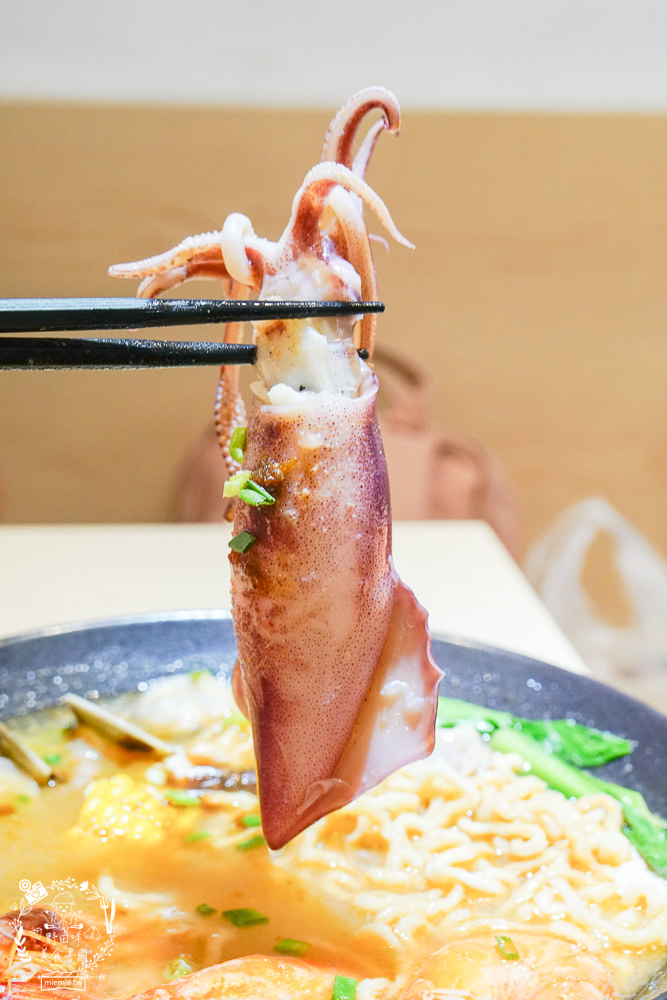 高雄[淘來。淘呷 Taolai]鹽埕區超人氣日系文青風網美宵夜店!霸氣最強最推海鮮鍋燒熱門必點!