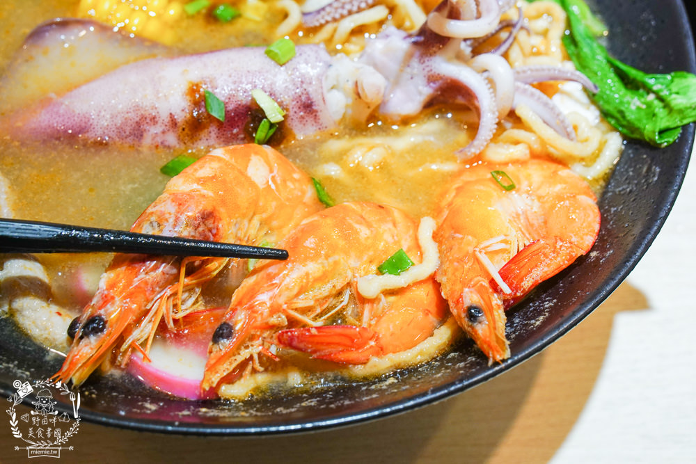 高雄[淘來。淘呷 Taolai]鹽埕區超人氣日系文青風網美宵夜店!霸氣最強最推海鮮鍋燒熱門必點!