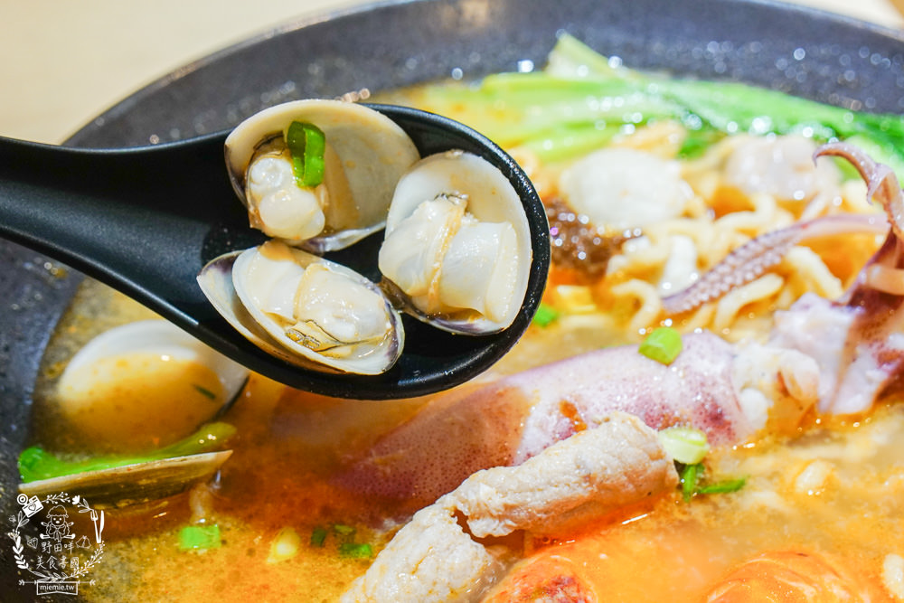 高雄[淘來。淘呷 Taolai]鹽埕區超人氣日系文青風網美宵夜店!霸氣最強最推海鮮鍋燒熱門必點!