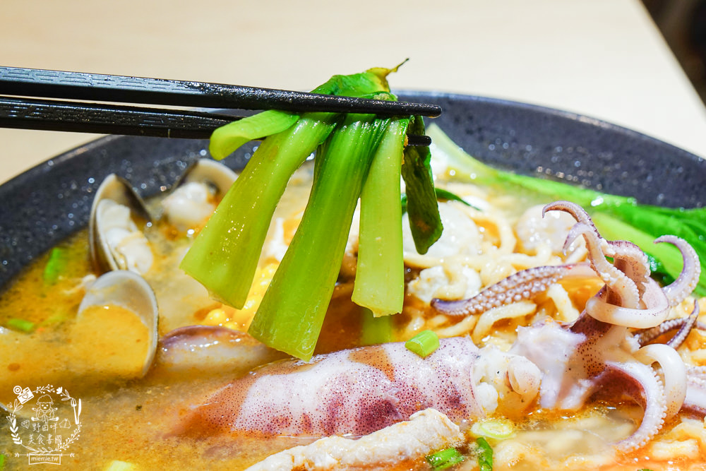 高雄[淘來。淘呷 Taolai]鹽埕區超人氣日系文青風網美宵夜店!霸氣最強最推海鮮鍋燒熱門必點!