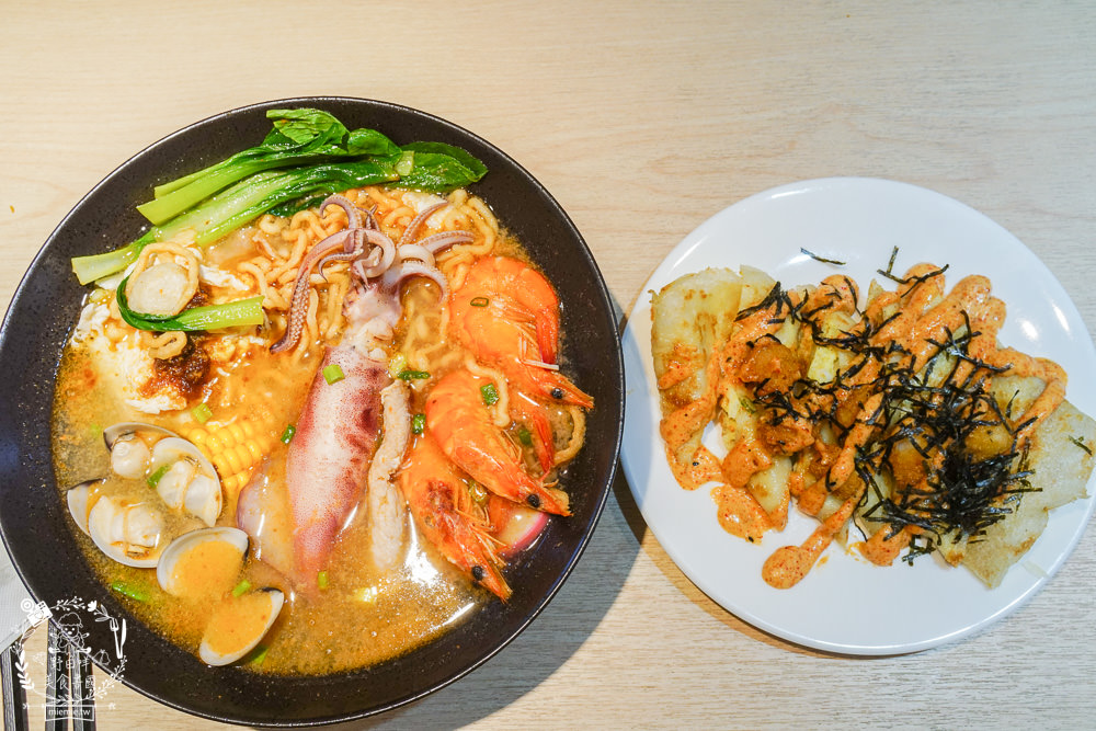 高雄[淘來。淘呷 Taolai]鹽埕區超人氣日系文青風網美宵夜店!霸氣最強最推海鮮鍋燒熱門必點!