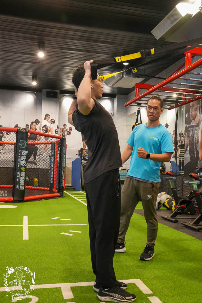 台南健身房推薦|深呼吸運動會館-安平旗艦館|教練一對一教你準確動作!超多運動器材全身都能鍛鍊？！