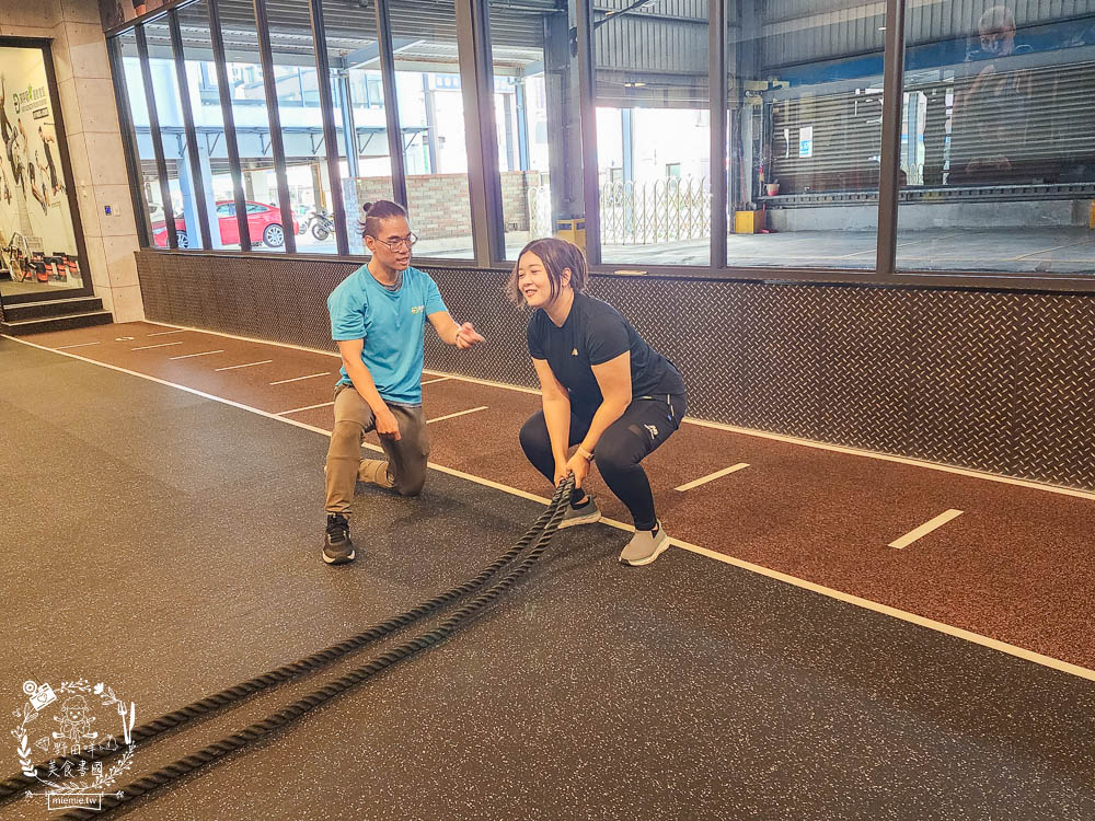 台南健身房推薦|深呼吸運動會館-安平旗艦館|教練一對一教你準確動作!超多運動器材全身都能鍛鍊？！