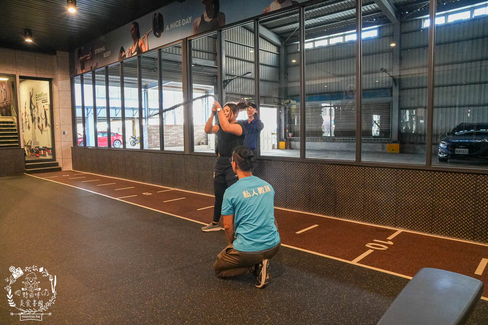 台南健身房推薦|深呼吸運動會館-安平旗艦館|教練一對一教你準確動作!超多運動器材全身都能鍛鍊？！