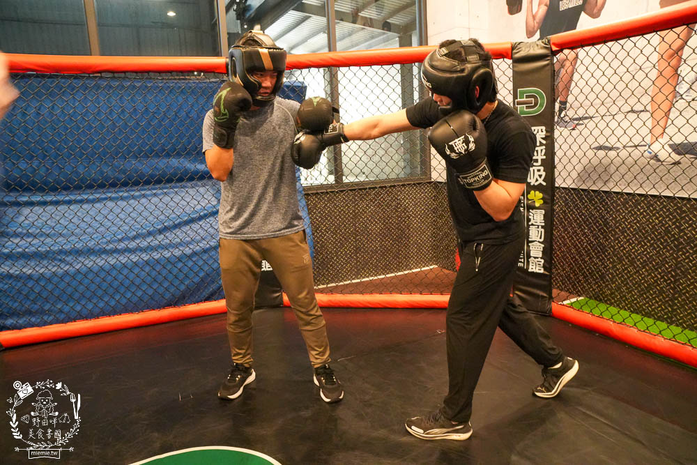 台南健身房推薦|深呼吸運動會館-安平旗艦館|教練一對一教你準確動作!超多運動器材全身都能鍛鍊？！