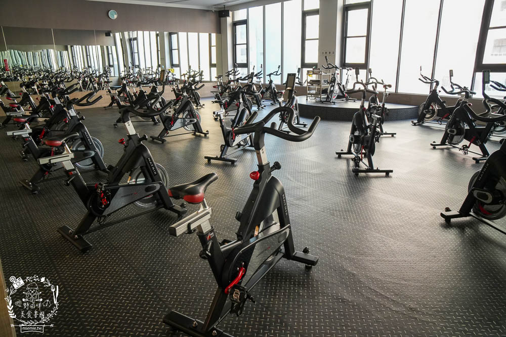 台南健身房推薦|深呼吸運動會館-安平旗艦館|教練一對一教你準確動作!超多運動器材全身都能鍛鍊？！
