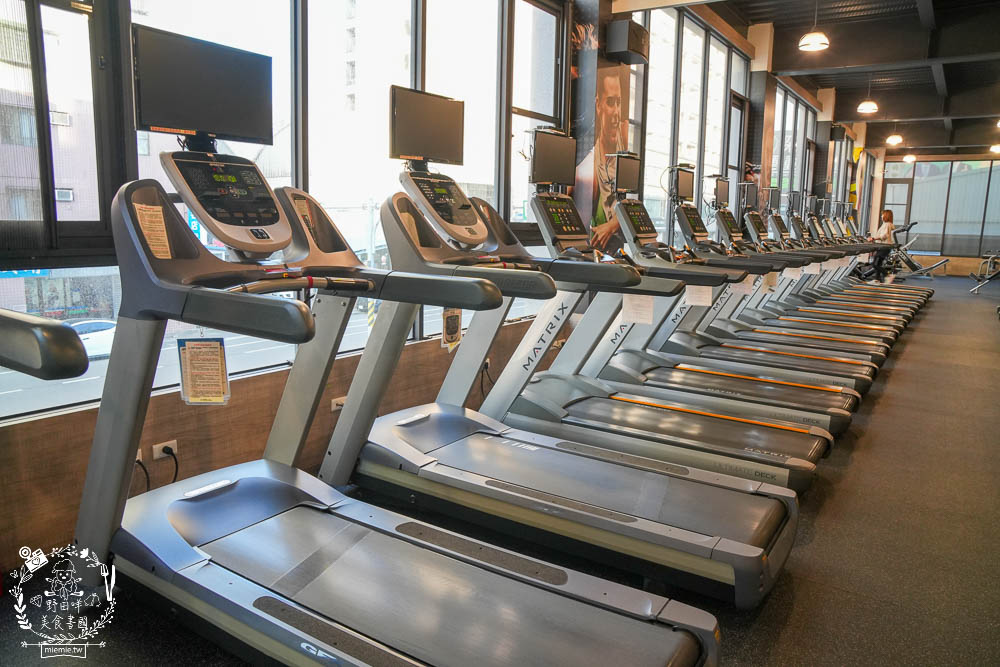 台南健身房推薦|深呼吸運動會館-安平旗艦館|教練一對一教你準確動作!超多運動器材全身都能鍛鍊？！