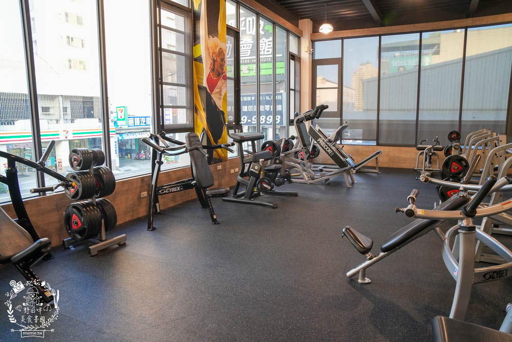 台南健身房推薦|深呼吸運動會館-安平旗艦館|教練一對一教你準確動作!超多運動器材全身都能鍛鍊？！