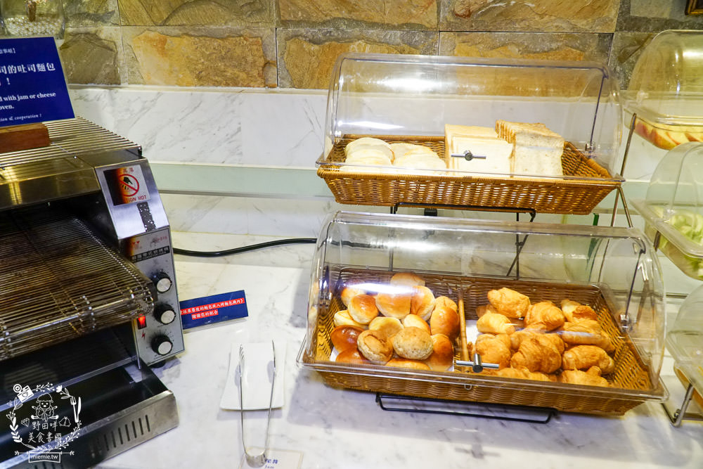 清境佛羅倫斯渡假山莊一泊二食的精緻排餐與自助吧吃到飽!澎湃的自助吧飽到天靈蓋!