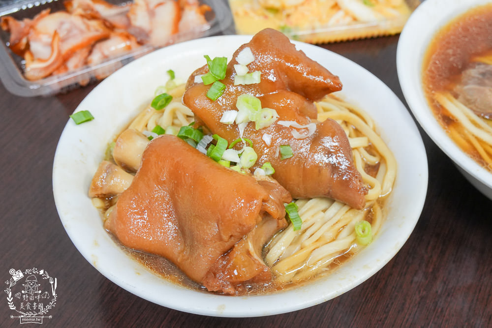 港園牛肉麵|高雄鹽埕飄香60多年的必吃牛肉麵!連平日彈嫩帶勁的豬腳都會提早完售?