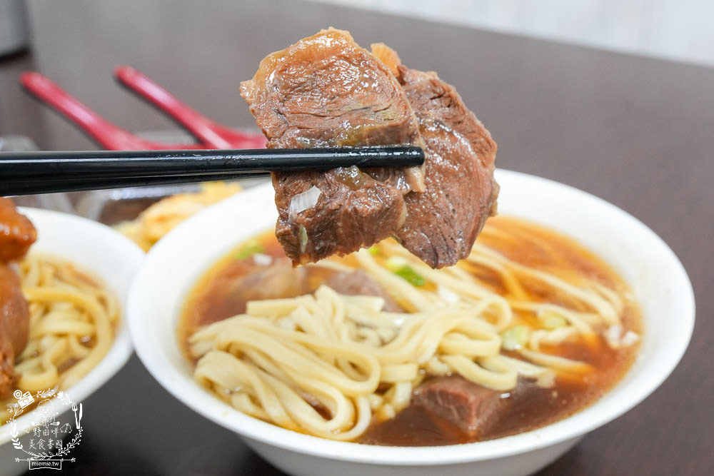 港園牛肉麵|高雄鹽埕飄香60多年的必吃牛肉麵!連平日彈嫩帶勁的豬腳都會提早完售?