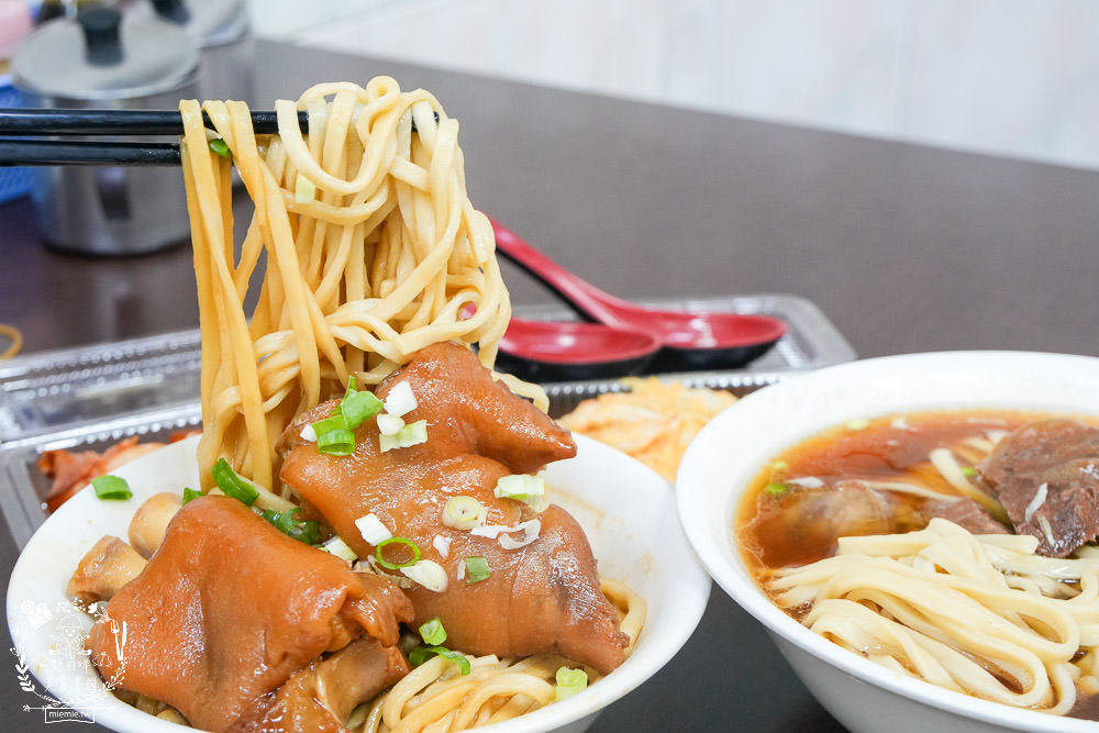 港園牛肉麵|高雄鹽埕飄香60多年的必吃牛肉麵!連平日彈嫩帶勁的豬腳都會提早完售?