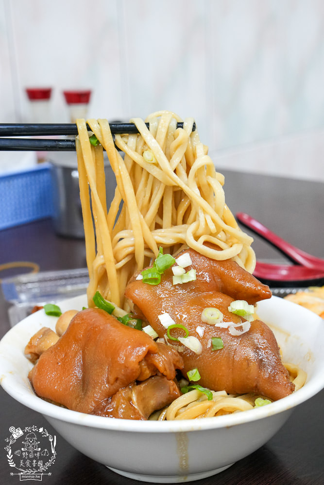港園牛肉麵|高雄鹽埕飄香60多年的必吃牛肉麵!連平日彈嫩帶勁的豬腳都會提早完售?