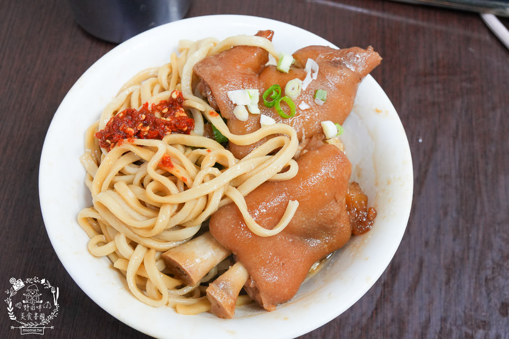 港園牛肉麵|高雄鹽埕飄香60多年的必吃牛肉麵!連平日彈嫩帶勁的豬腳都會提早完售?
