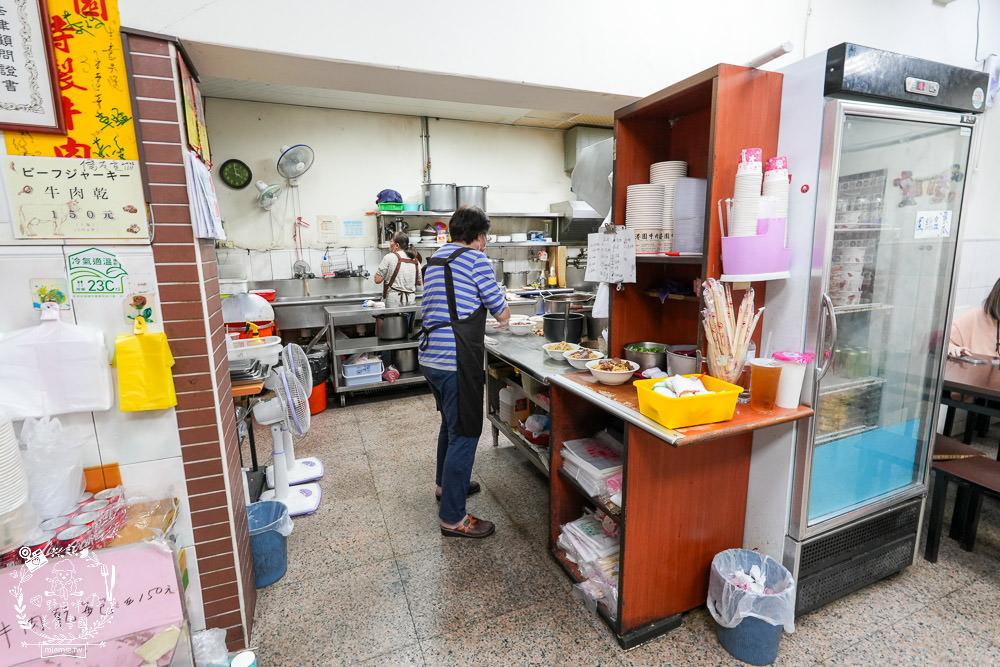 港園牛肉麵|高雄鹽埕飄香60多年的必吃牛肉麵!連平日彈嫩帶勁的豬腳都會提早完售?