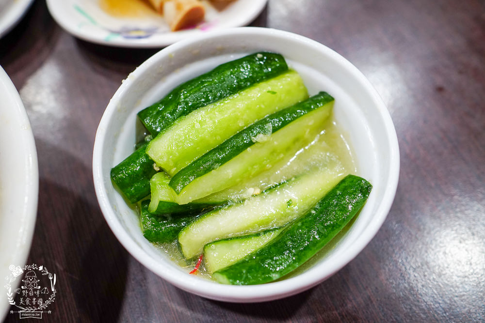 港園牛肉麵|高雄鹽埕飄香60多年的必吃牛肉麵!連平日彈嫩帶勁的豬腳都會提早完售?