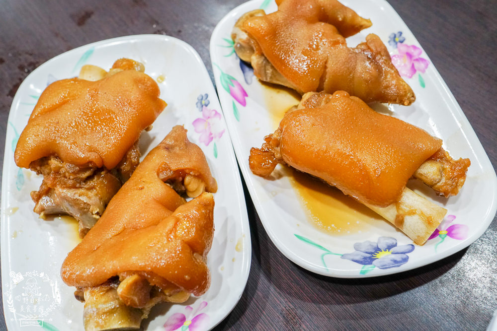 港園牛肉麵|高雄鹽埕飄香60多年的必吃牛肉麵!連平日彈嫩帶勁的豬腳都會提早完售?