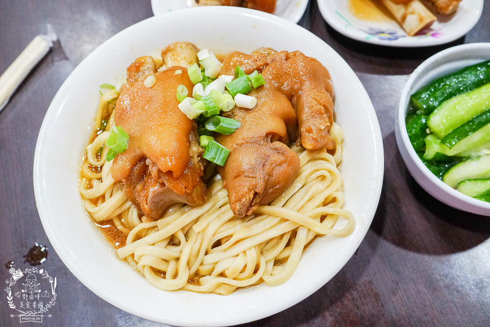 港園牛肉麵|高雄鹽埕飄香60多年的必吃牛肉麵!連平日彈嫩帶勁的豬腳都會提早完售?