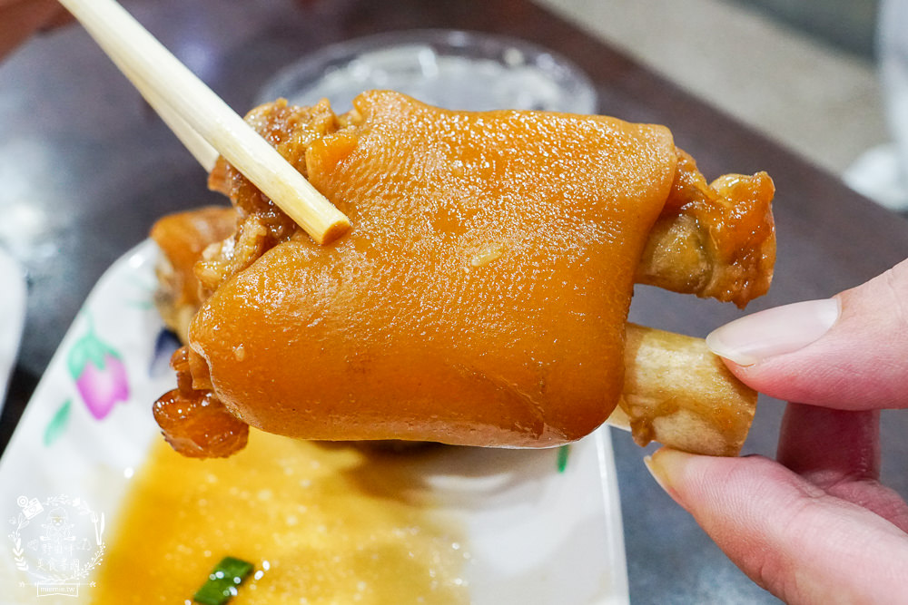 港園牛肉麵|高雄鹽埕飄香60多年的必吃牛肉麵!連平日彈嫩帶勁的豬腳都會提早完售?