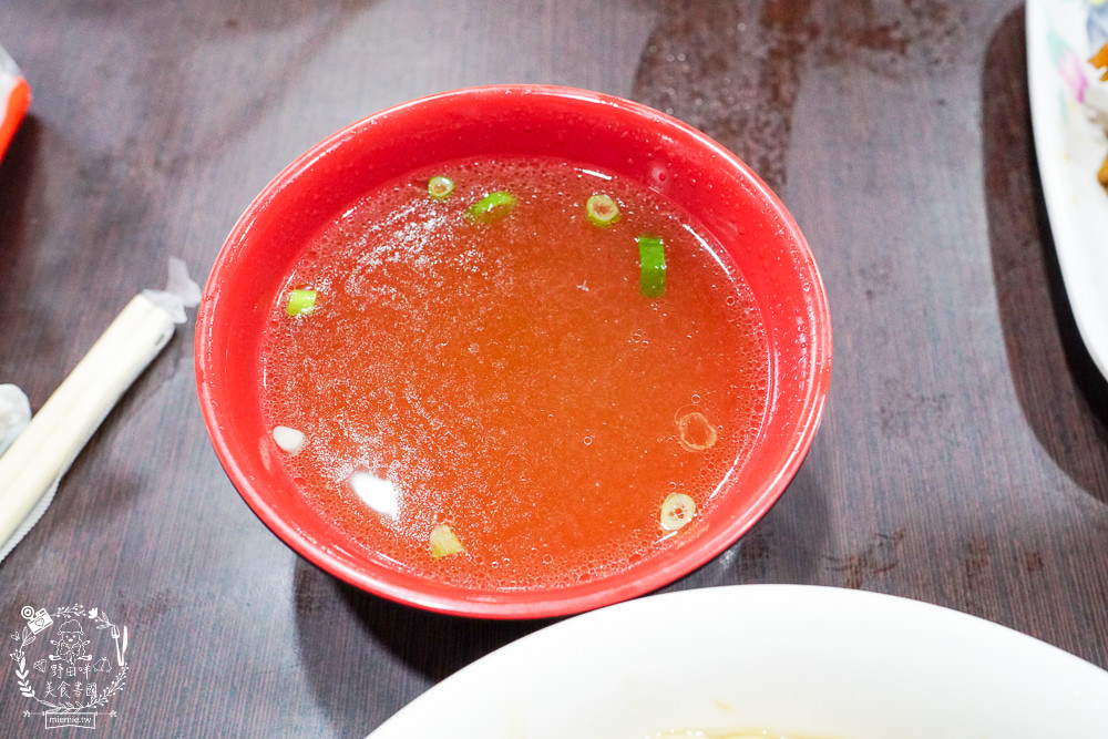 港園牛肉麵|高雄鹽埕飄香60多年的必吃牛肉麵!連平日彈嫩帶勁的豬腳都會提早完售?