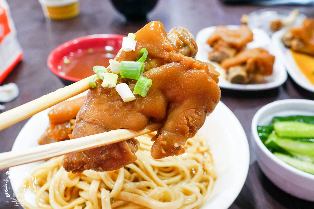 港園牛肉麵|高雄鹽埕飄香60多年的必吃牛肉麵!連平日彈嫩帶勁的豬腳都會提早完售?