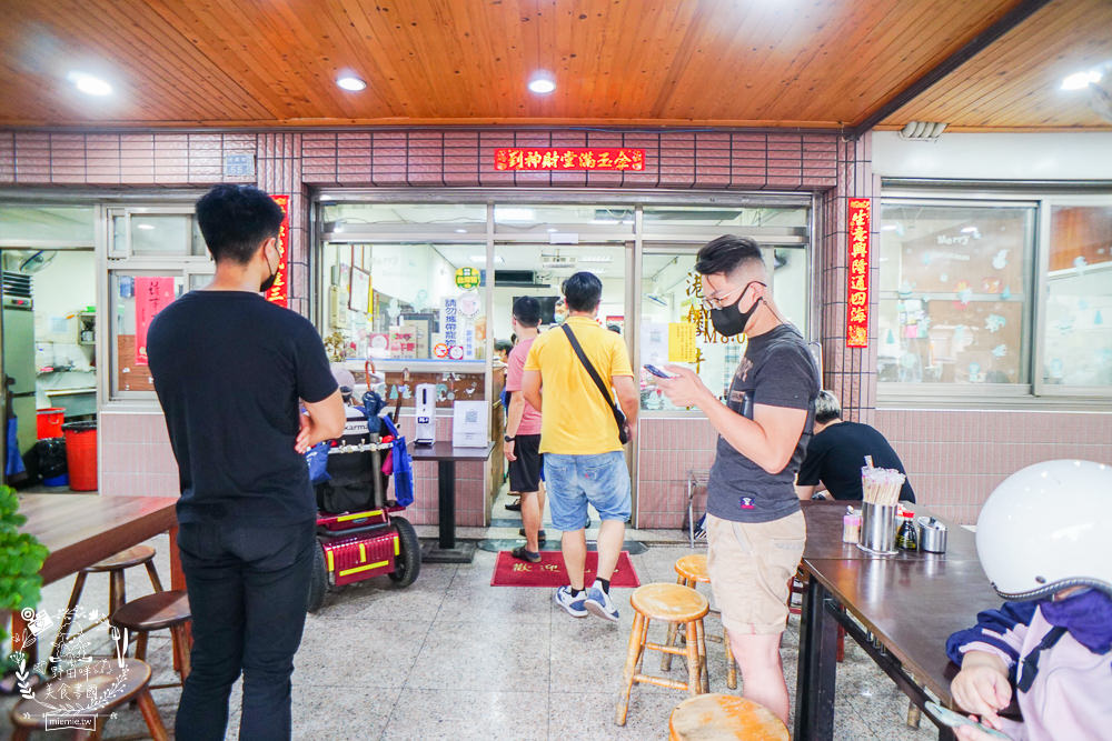 港園牛肉麵|高雄鹽埕飄香60多年的必吃牛肉麵!連平日彈嫩帶勁的豬腳都會提早完售?