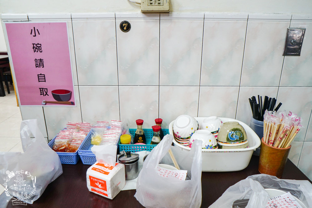 港園牛肉麵|高雄鹽埕飄香60多年的必吃牛肉麵!連平日彈嫩帶勁的豬腳都會提早完售?