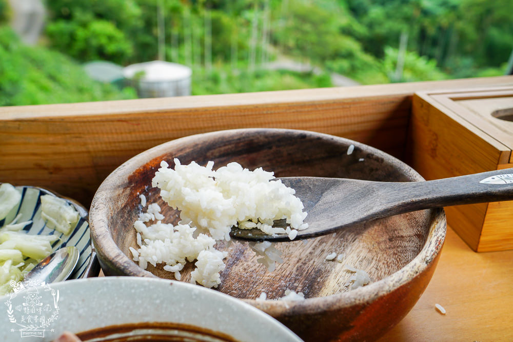 嘉義[游芭絲鄒宴餐廳]阿里山絕美夢幻的景觀餐廳!超有特色的原住民炭烤料理!熱門打卡網美餐廳