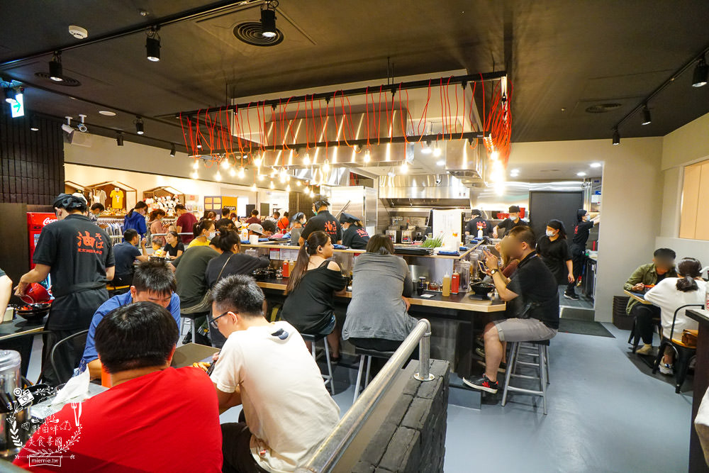 高雄巨蛋拉麵[東京油組総本店]南部首間日本人氣油拌麵!漢神新開幕人氣拉麵~