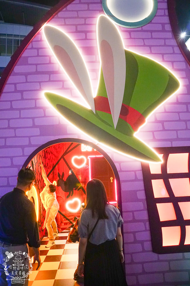 漢神巨蛋聖誕節16米高聖誕樹登場!精靈們的PARTYTIMEx白雪公主的蘑菇屋x愛麗絲夢幻扭扭屋x花瀑鞦韆超好拍照