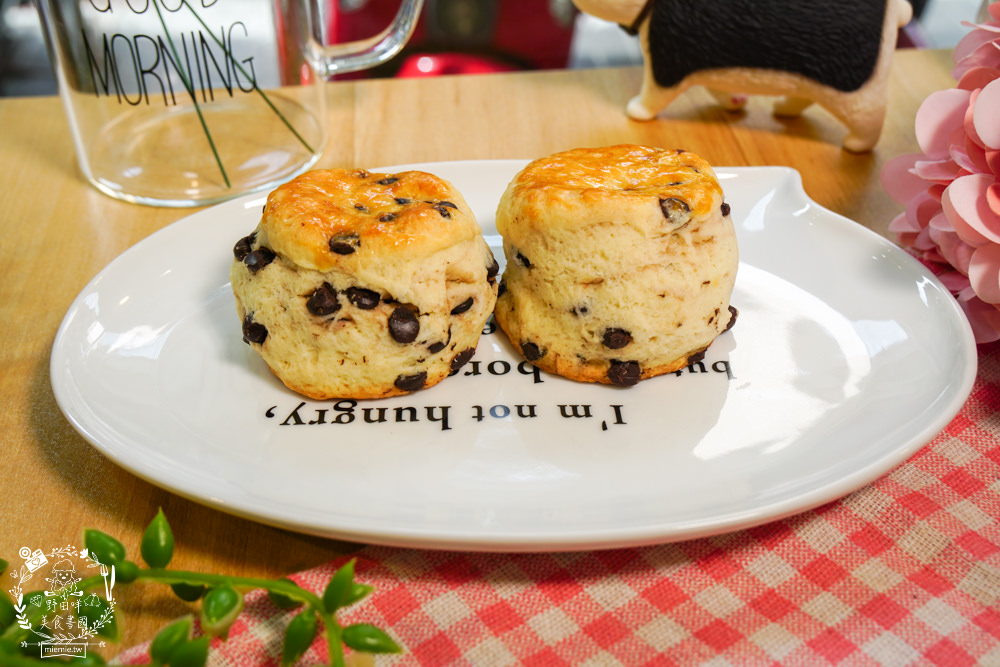 高雄[烘哄Lively Baking]隱藏在巷弄的鬆餅甜點!超多口味的人氣司康!銅板價甜點不提早買就吃不到囉~