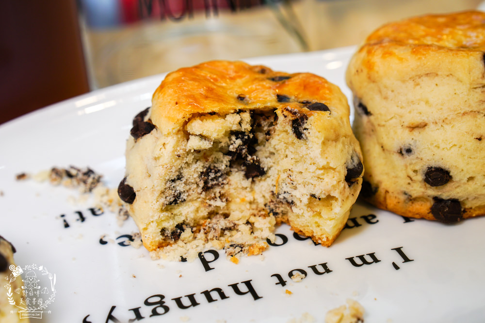 高雄[烘哄Lively Baking]隱藏在巷弄的鬆餅甜點!超多口味的人氣司康!銅板價甜點不提早買就吃不到囉~