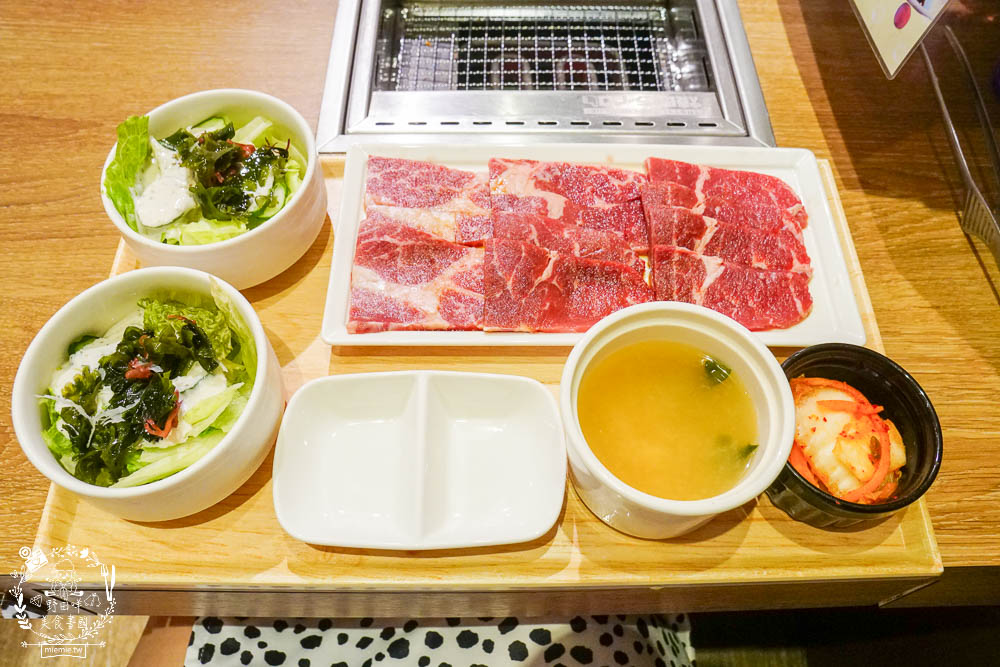 燒肉LIKE高雄夢時代店|一個人就能大口吃燒肉囉!牛五花跟豬雞三品人氣必點~