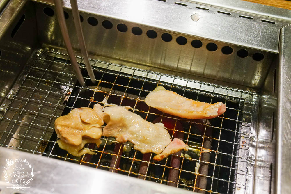 燒肉LIKE高雄夢時代店|一個人就能大口吃燒肉囉!牛五花跟豬雞三品人氣必點~