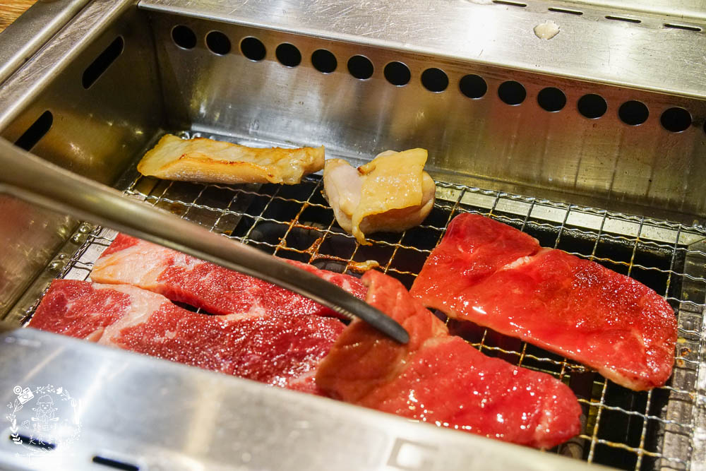燒肉LIKE高雄夢時代店|一個人就能大口吃燒肉囉!牛五花跟豬雞三品人氣必點~