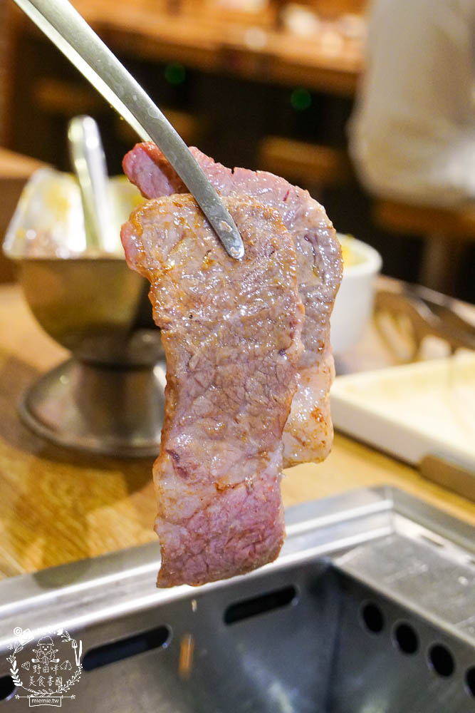 燒肉LIKE高雄夢時代店|一個人就能大口吃燒肉囉!牛五花跟豬雞三品人氣必點~