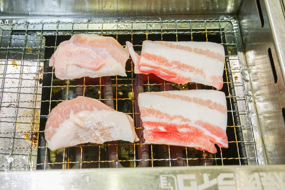 燒肉LIKE高雄夢時代店|一個人就能大口吃燒肉囉!牛五花跟豬雞三品人氣必點~