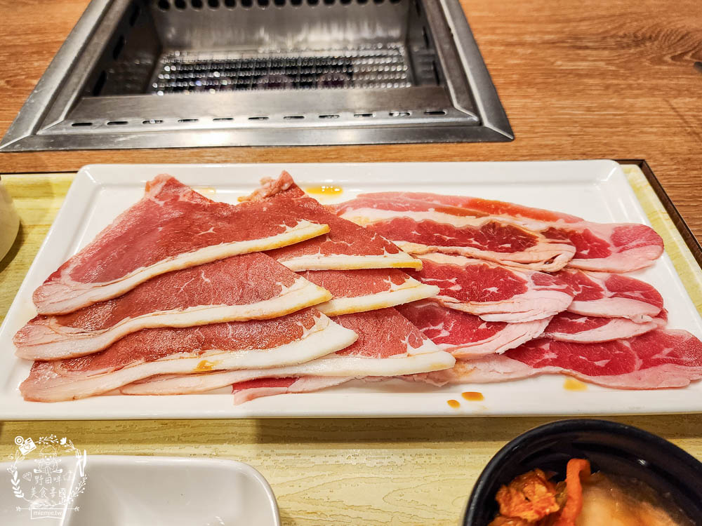 燒肉LIKE高雄夢時代店|一個人就能大口吃燒肉囉!牛五花跟豬雞三品人氣必點~