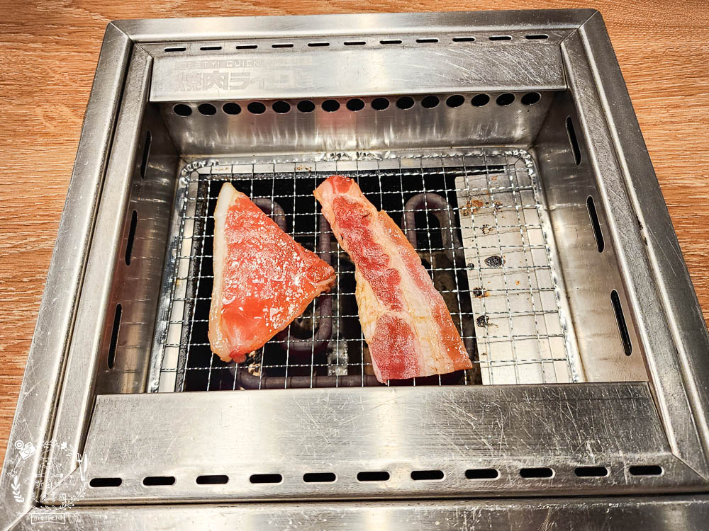 燒肉LIKE高雄夢時代店|一個人就能大口吃燒肉囉!牛五花跟豬雞三品人氣必點~