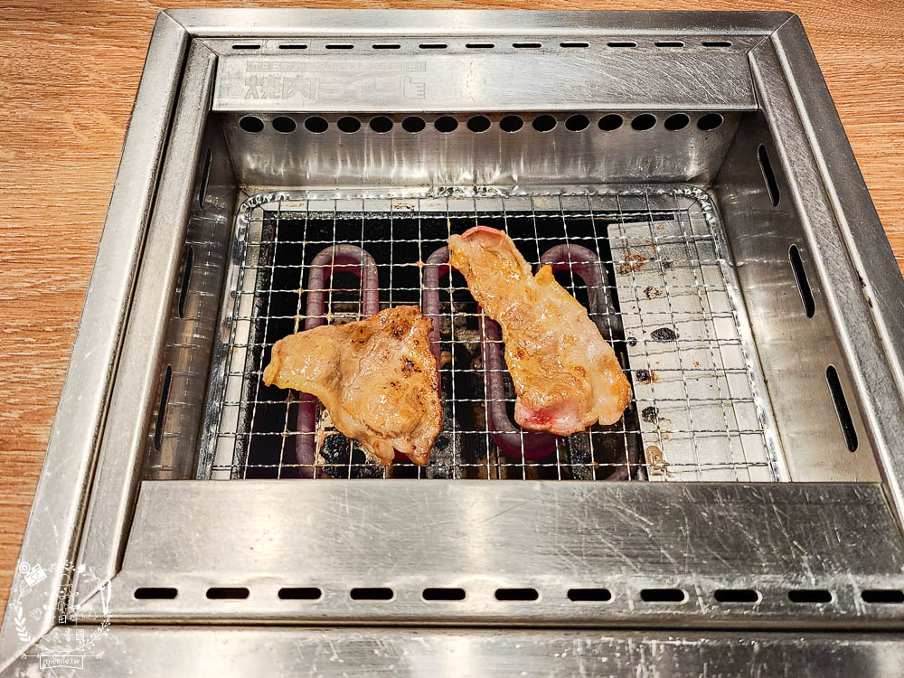 燒肉LIKE高雄夢時代店|一個人就能大口吃燒肉囉!牛五花跟豬雞三品人氣必點~