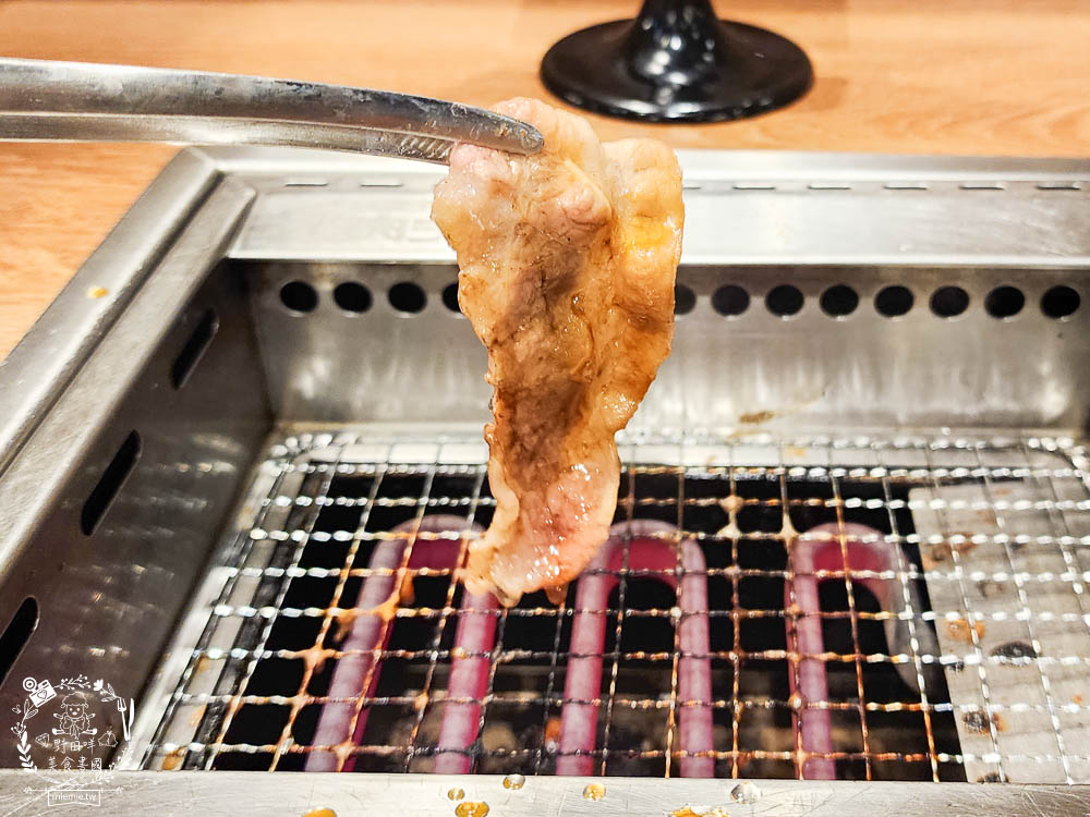 燒肉LIKE高雄夢時代店|一個人就能大口吃燒肉囉!牛五花跟豬雞三品人氣必點~