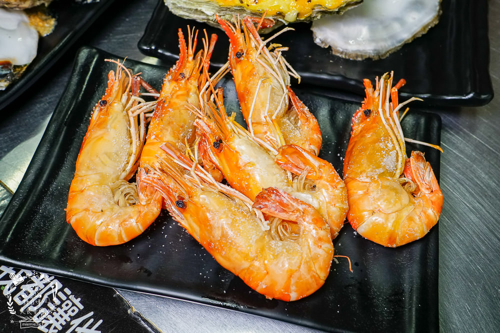 高雄超浮誇燒烤店[燒烤殿]每桌必點懶人蝦1隻5元?鮮蚵嘉義東石每天新鮮直送?